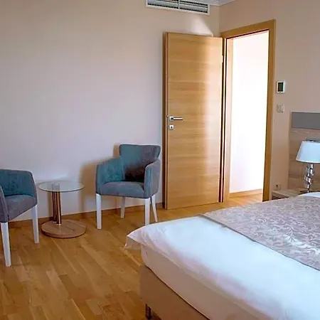 Benjamin 3* Kastela